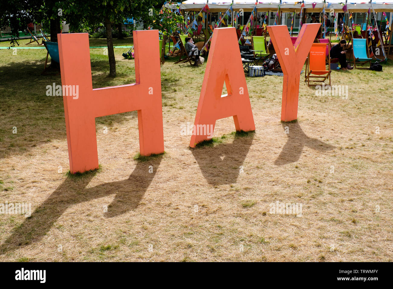 Die großen Buchstaben HEU Schild am Heu Literaturfestival, Heu auf Wye, Powys Stockfoto