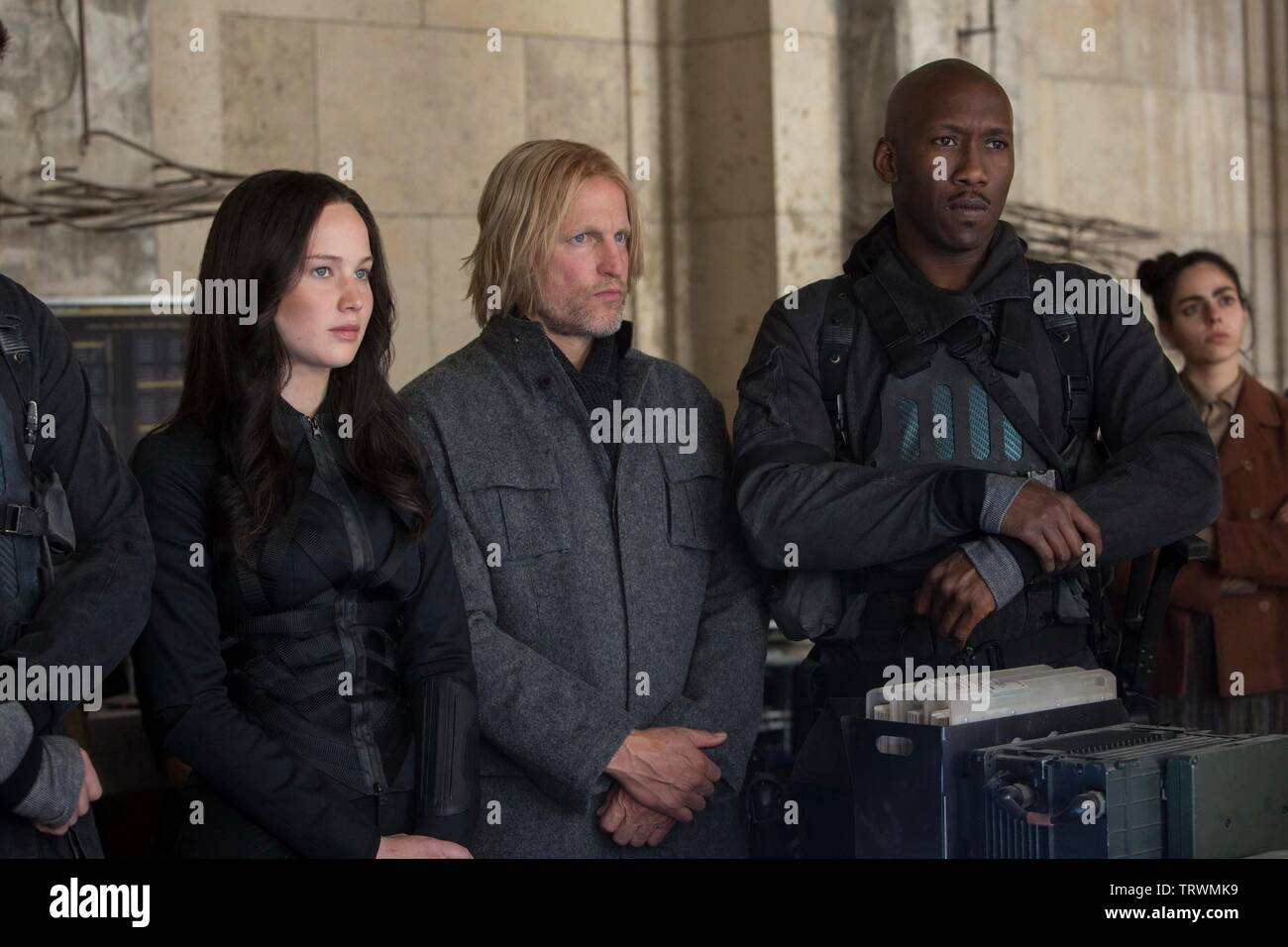 WOODY HARRELSON, MAHERSHALA ALI und Jennifer Lawrence im Hunger Games: MOCKINGJAY - Teil 2 (2015). Copyright: Nur die redaktionelle Nutzung. Kein Merchandising oder Buch deckt. Dies ist eine öffentlich verteilten Handzettel. Zugriffsrechte nur, keine Lizenz des Urheberrechts zur Verfügung gestellt. Nur in Verbindung mit Werbung für diesen Film. Credit: FARBE Kraft-/LIONGATE/Studio Babelsberg/SCHLIESSEN, MURRAY/Album Stockfoto