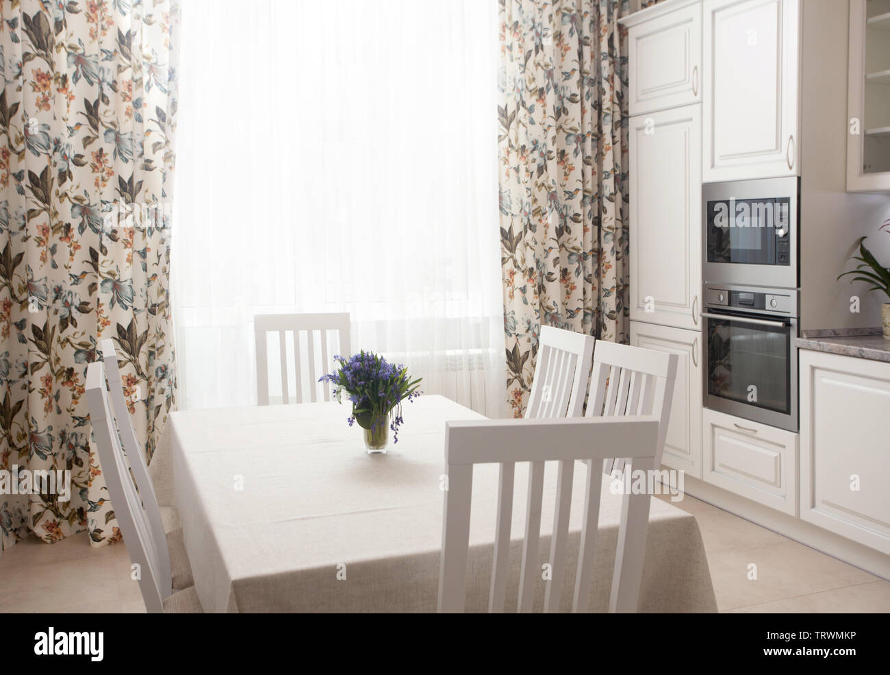 Foto von epmty minimalistischen Interieur Hintergrund, Küche in einem modernen Apartment mit großen Fenstern, Tageslicht, Vorhang, Stühle, Möbel, Geräte und Flo Stockfoto