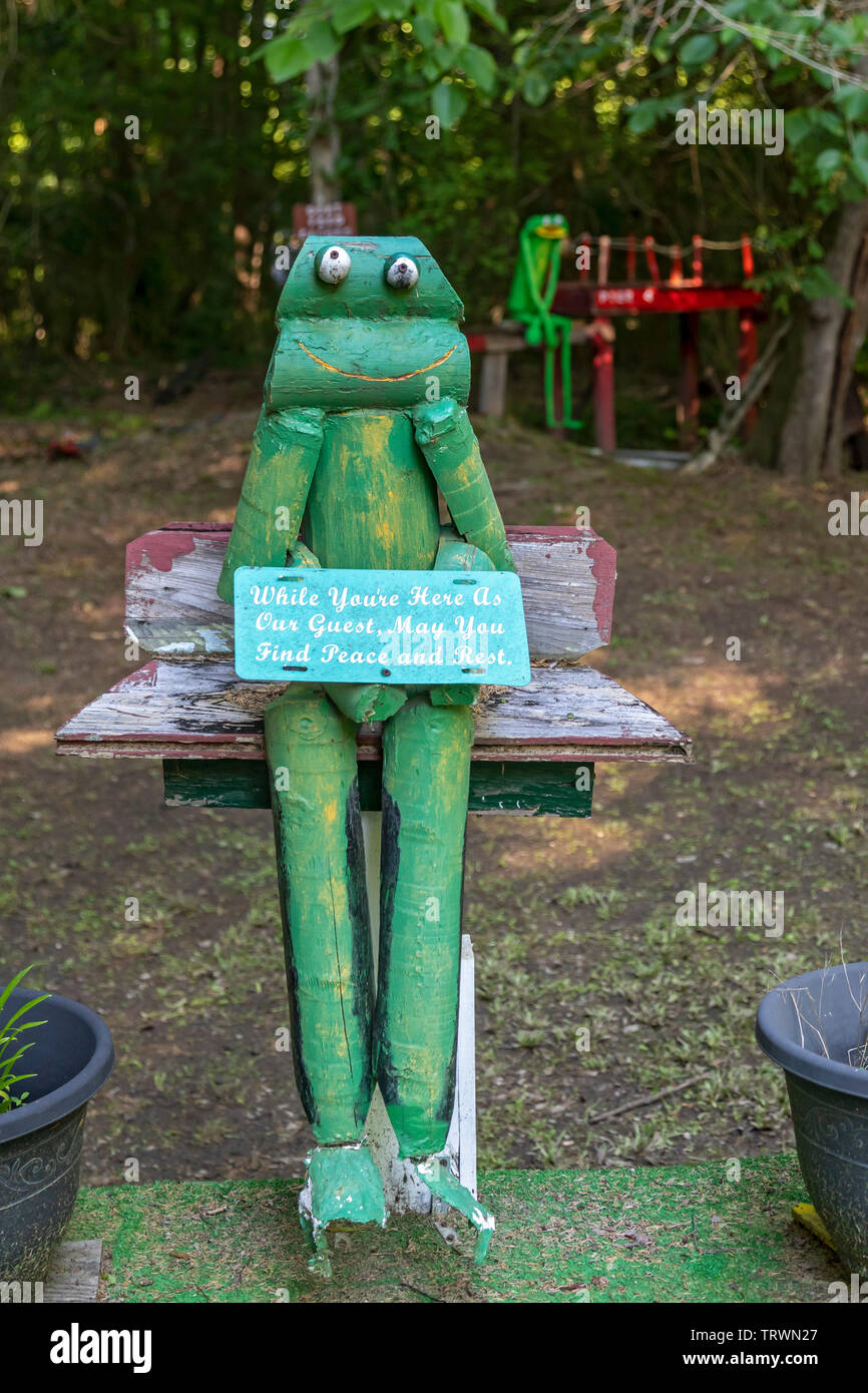 Harriston, Mississippi - der Frosch Farm, eine Sammlung von Skulpturen aus Holz, meistens der Frösche, der Künstlerin Louise Cadney im ländlichen Südwesten von Mississippi. Stockfoto
