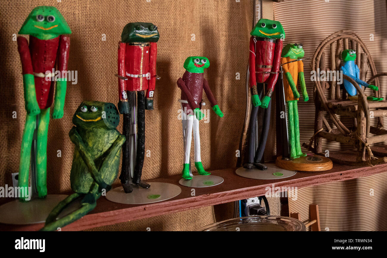 Harriston, Mississippi - Frosch Skulpturen im Verkauf bei der Frog Farm. Der Bauernhof ist ein Projekt des Künstlers Louise Cadney im ländlichen Südwesten von Mississippi. Stockfoto