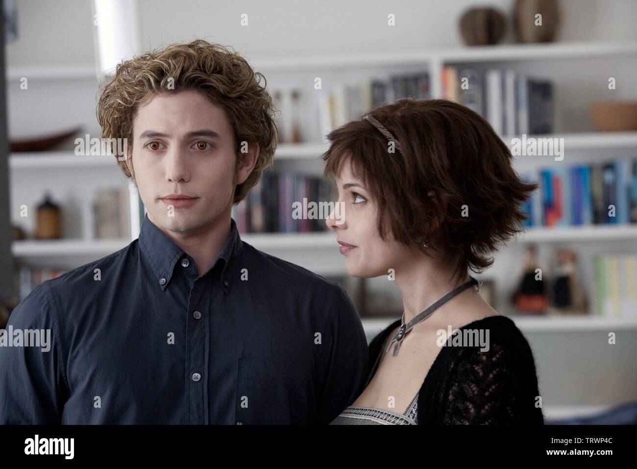 ASHLEY GREENE und Jackson Rathbone in der Dämmerung (2008). Copyright: Nur die redaktionelle Nutzung. Kein Merchandising oder Buch deckt. Dies ist eine öffentlich verteilten Handzettel. Zugriffsrechte nur, keine Lizenz des Urheberrechts zur Verfügung gestellt. Nur in Verbindung mit Werbung für diesen Film. Credit: IMPRESSUM UNTERHALTUNG/MAVERICK FILME/SUMMIT ENTERTAINMENT//Sorel, Peter/Album Stockfoto