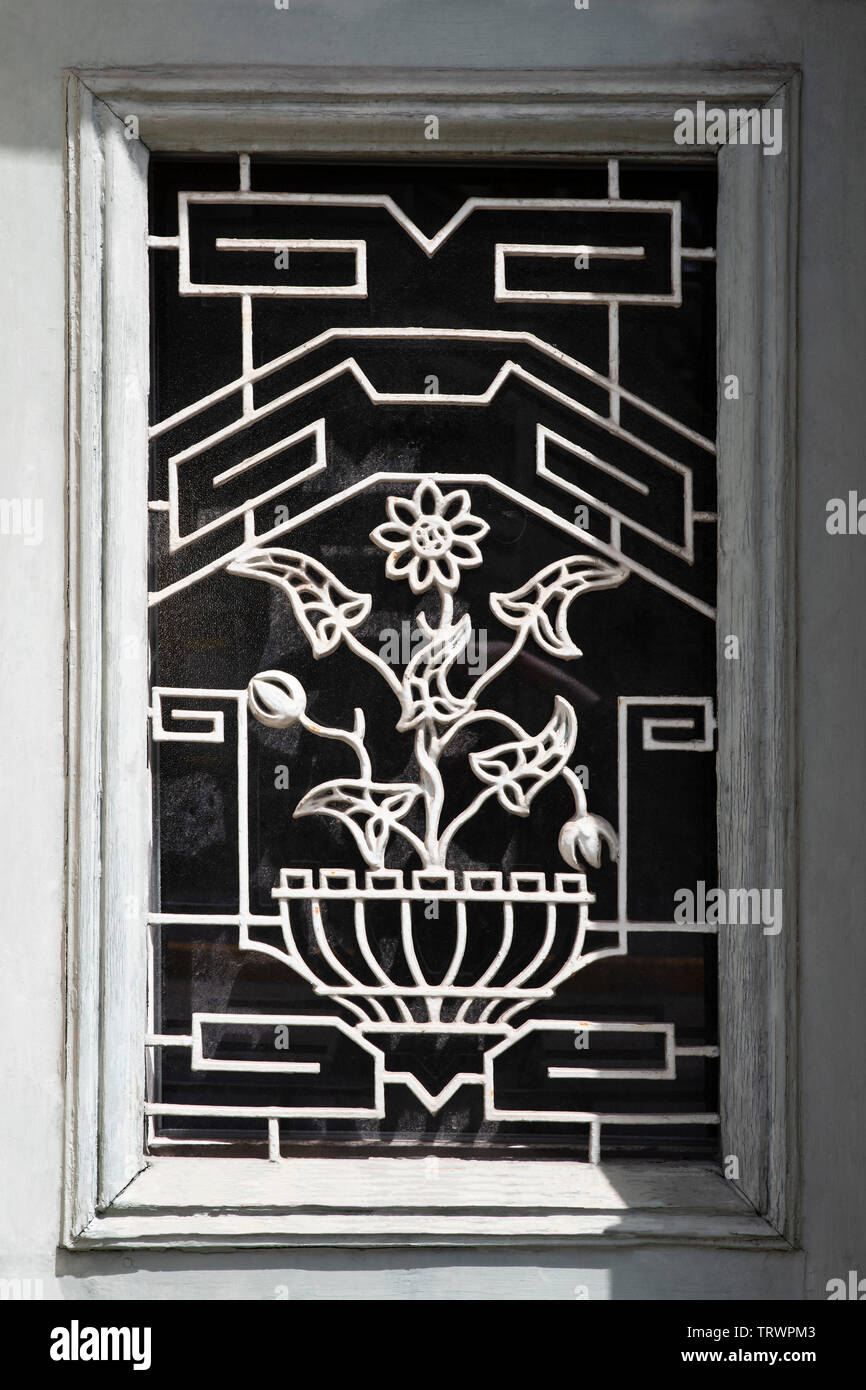 Detail von eine alte Tür mit schmiedeeisernen Verzierungen Stockfoto