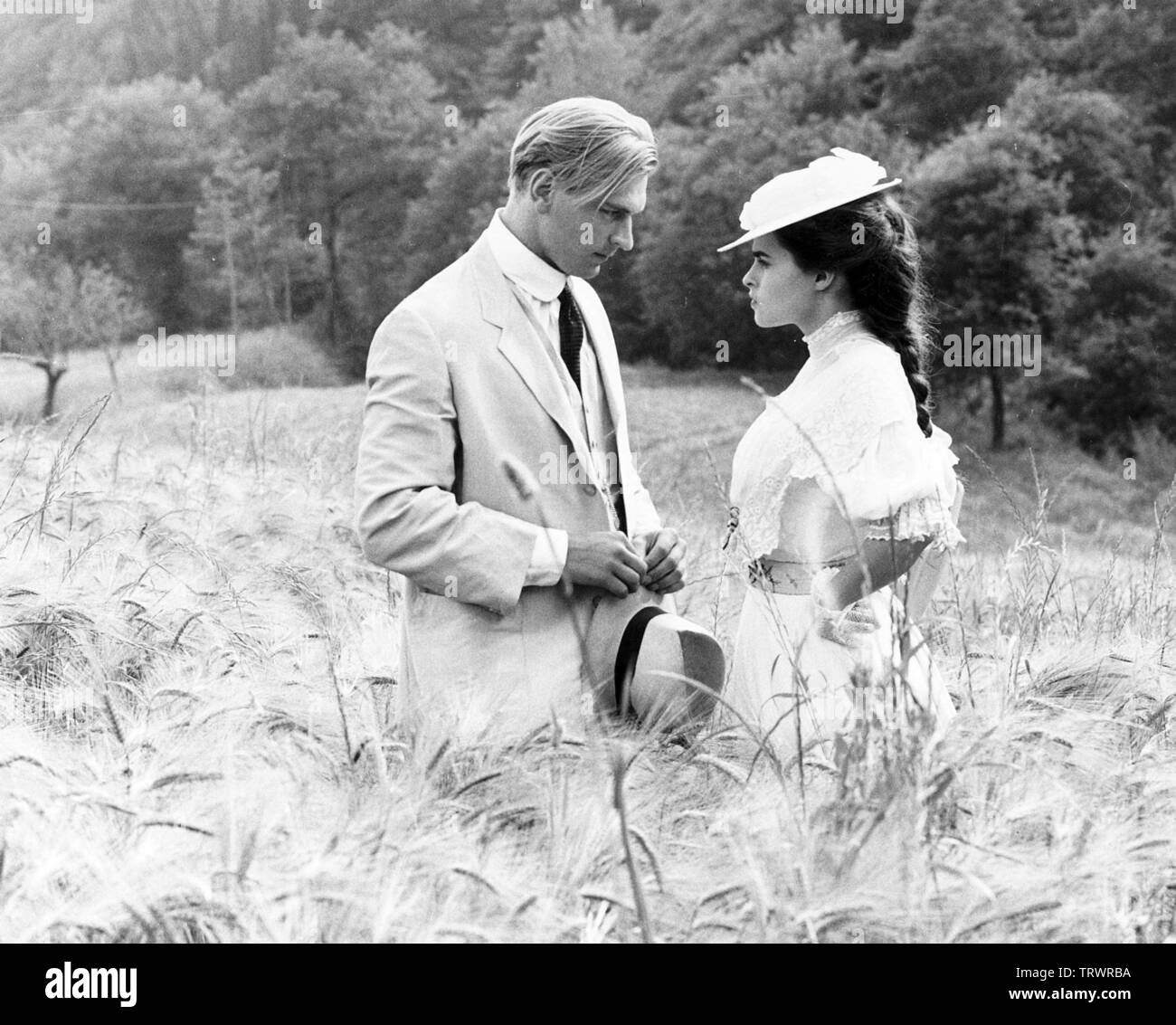 HELENA Bonham Carter und Julian Sands in einem ZIMMER MIT AUSSICHT (1985). Copyright: Nur die redaktionelle Nutzung. Kein Merchandising oder Buch deckt. Dies ist eine öffentlich verteilten Handzettel. Zugriffsrechte nur, keine Lizenz des Urheberrechts zur Verfügung gestellt. Nur in Verbindung mit Werbung für diesen Film. Credit: MERCHANT IVORY / GOLDCREST/Album Stockfoto