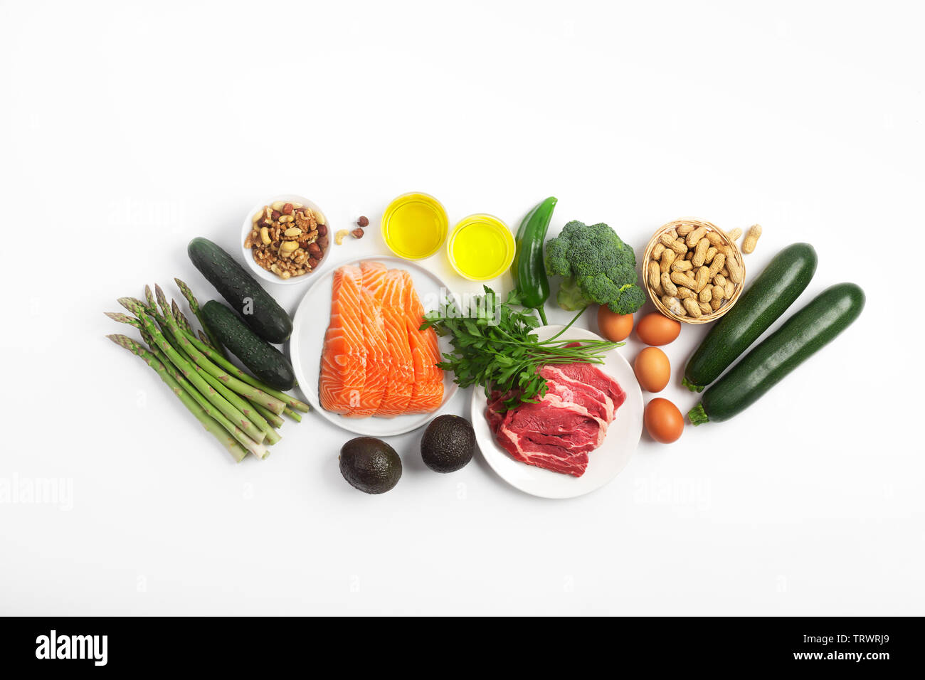 Ketogenic, keto Diät, einschließlich Gemüse, Fleisch und Fisch, Nüsse und Öl auf weißem Hintergrund, horizontal Stockfoto