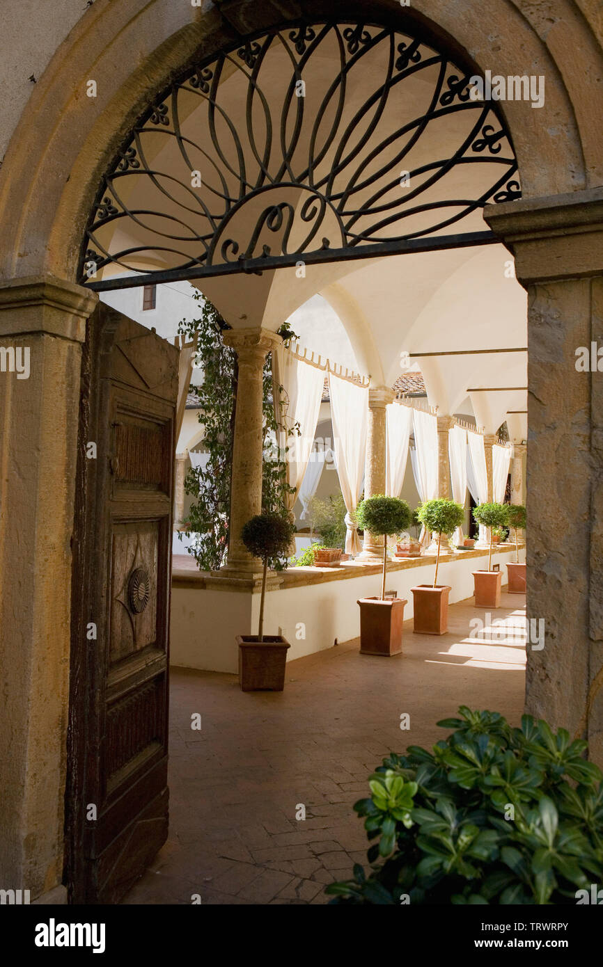 Eingang zum Convento di San Francesco, jetzt ein Hotel namens der Chiostro di Pienza, Corso Il Rossellino, Pienza, Toskana, Italien Stockfoto