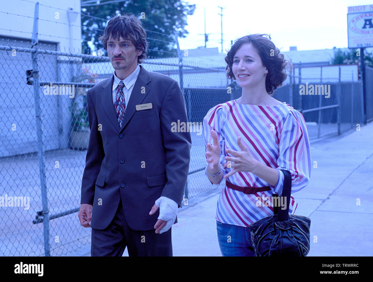 JOHN HAWKES und Miranda July in ICH UND DU UND ALLE DIE WIR KENNEN (2005). Copyright: Nur die redaktionelle Nutzung. Kein Merchandising oder Buch deckt. Dies ist eine öffentlich verteilten Handzettel. Zugriffsrechte nur, keine Lizenz des Urheberrechts zur Verfügung gestellt. Nur in Verbindung mit Werbung für diesen Film. Quelle: IFC FILMS/SUDROW, Phoebe/Album Stockfoto