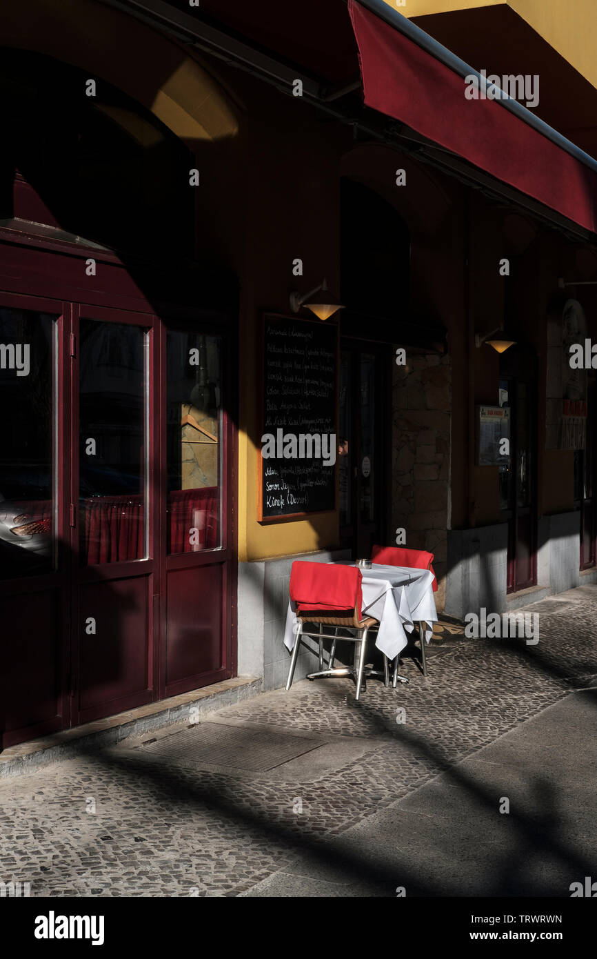 Leeren Tisch im Restaurant auf dem Bürgersteig, Berlin, Deutschland Stockfoto