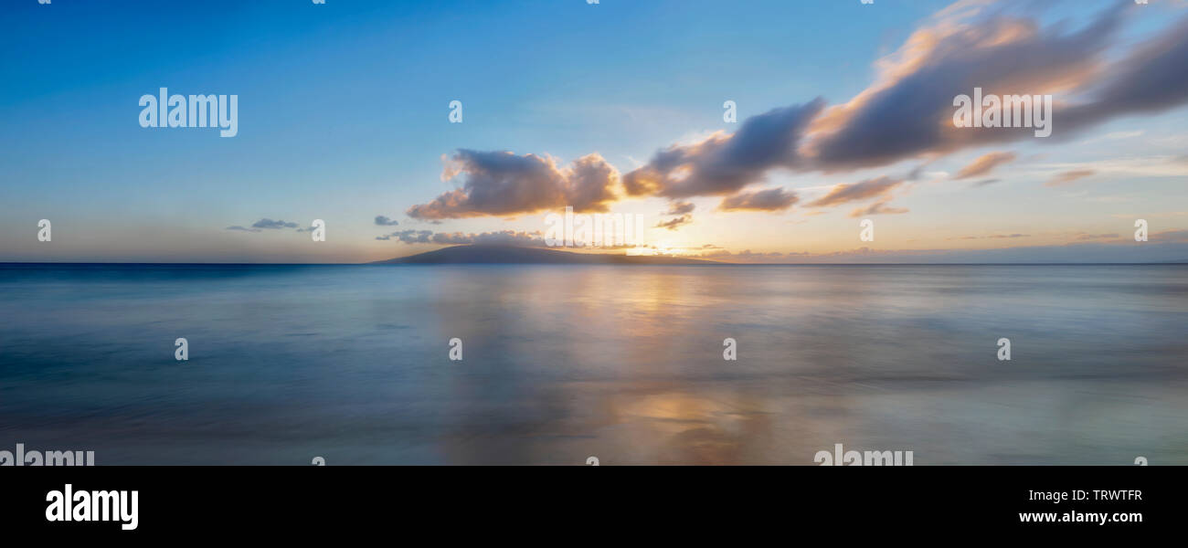 Sonnenuntergang auf Maui. Lanai im Hintergrund. Maui, Hawaii Stockfoto