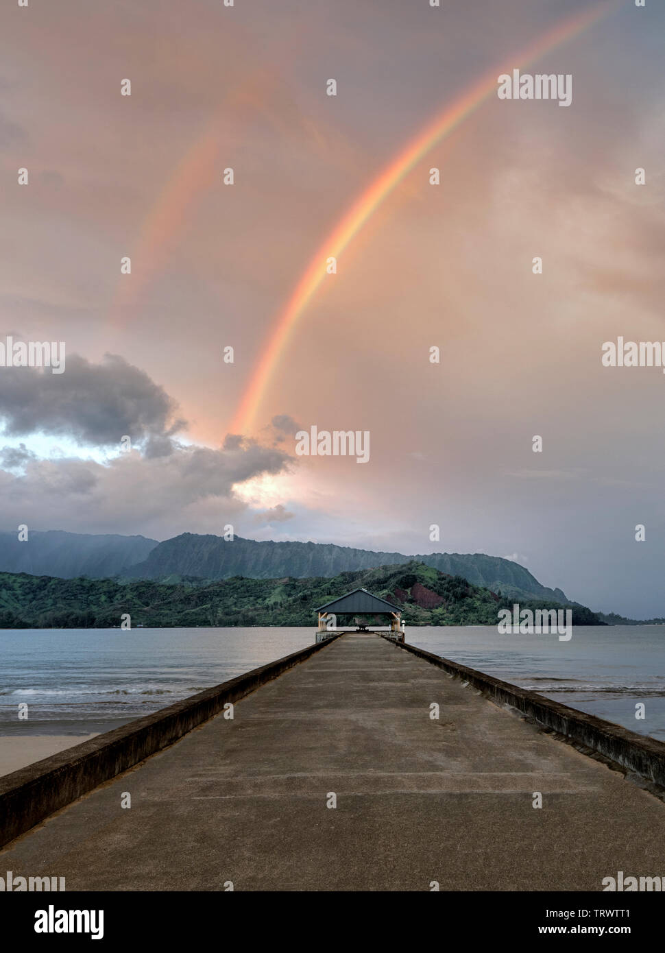 Hanalei Pier, Bucht und Bali Hai mit Regenbogen. (Mekana Berg) Kauai, Hawaii (Mekana Berg) Kauai, Hawaii Stockfoto