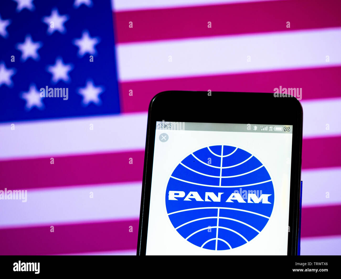In diesem Foto Abbildung der Pan American World Airways Logo wird auf dem Smartphone angezeigt Stockfoto