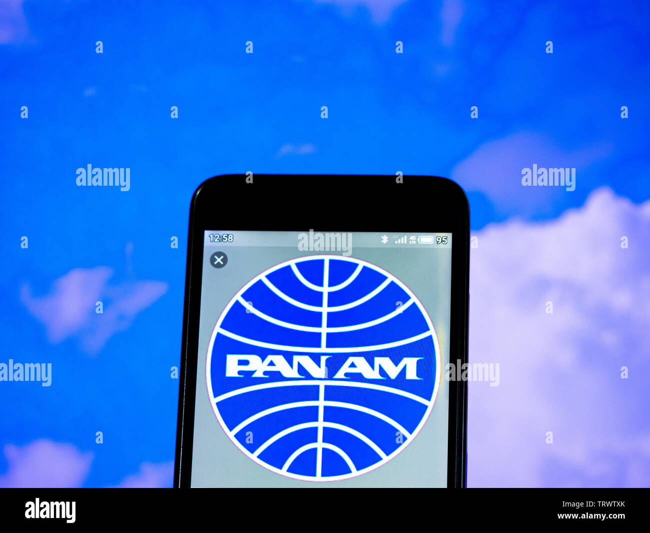 In diesem Foto Abbildung der Pan American World Airways Logo wird auf dem Smartphone angezeigt Stockfoto