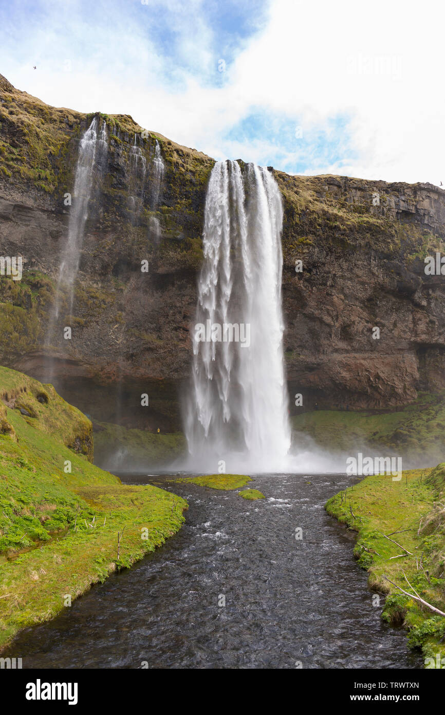 SELJALANDSFOSS, ISLAND - Wasserfall auf der südlichen Küste, auf Seljalands River. Stockfoto