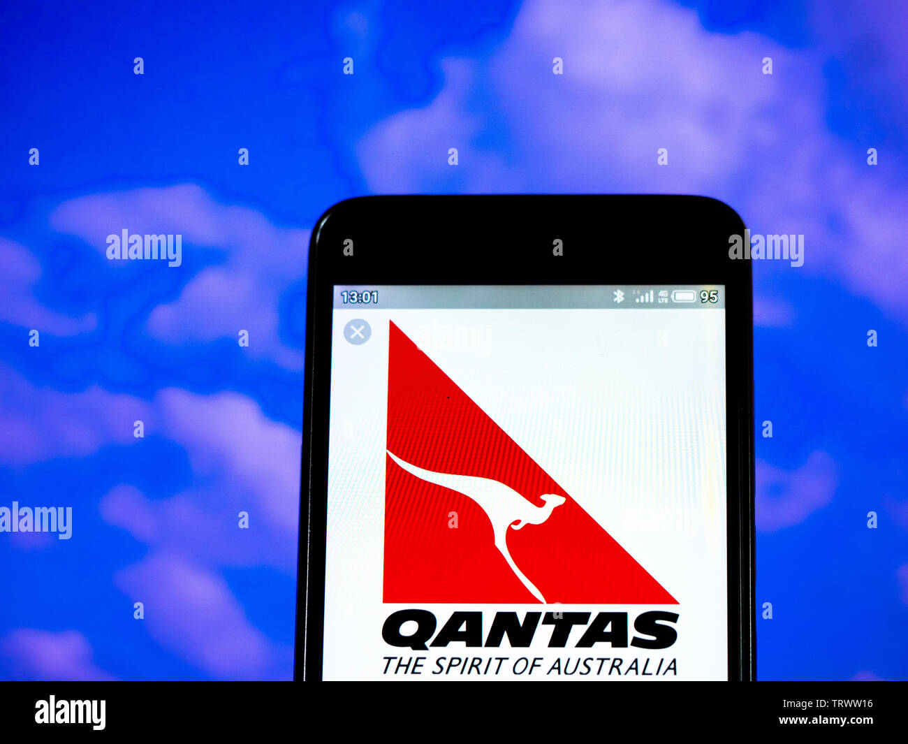 In diesem Foto, Illustration die Qantas Airlines Limited Logo wird auf dem Smartphone angezeigt Stockfoto