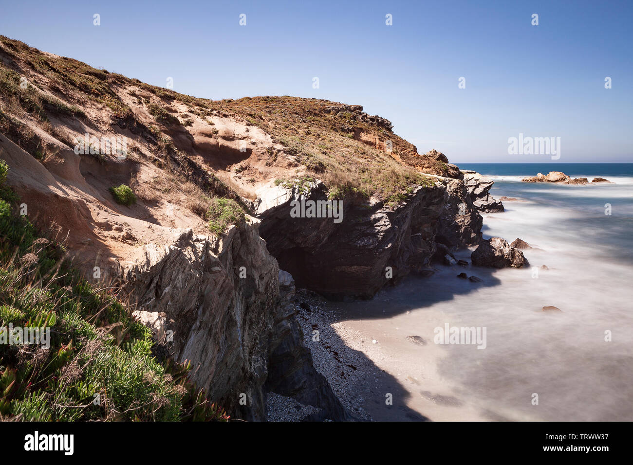 Route der Fischer, im Südwesten von Portugal entfernt, mit seinen Felsformationen und kristallklarem Meer. Stockfoto