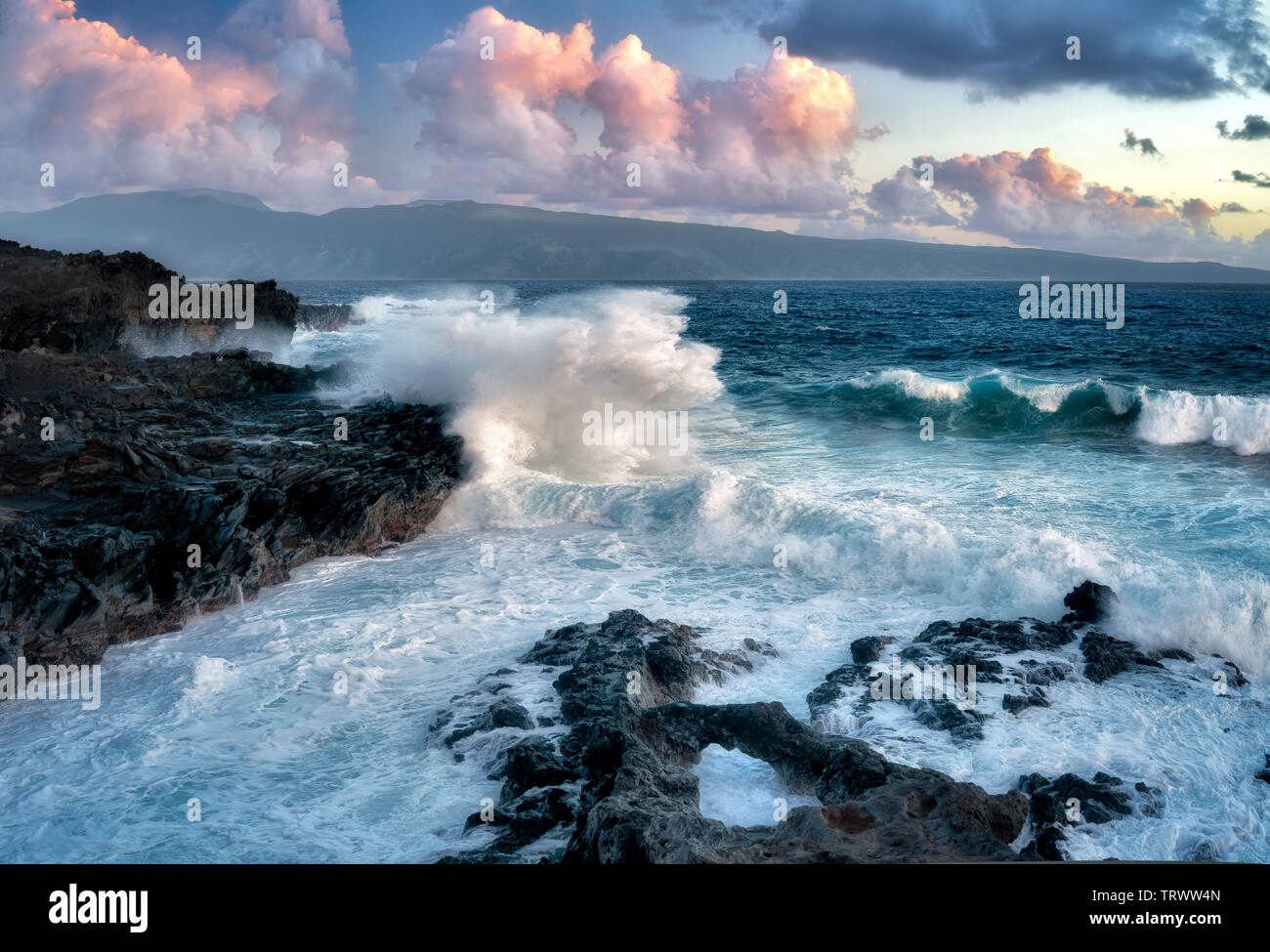 Wellen und Bogen mit Molokai im Hintergrund. Maui, Hawaii Stockfoto
