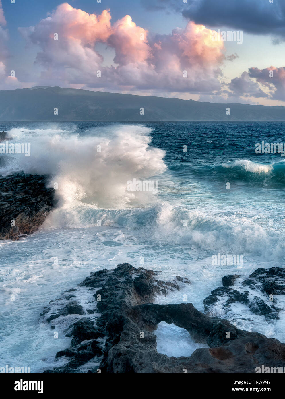 Wellen und Bogen mit Molokai im Hintergrund. Maui, Hawaii Stockfoto