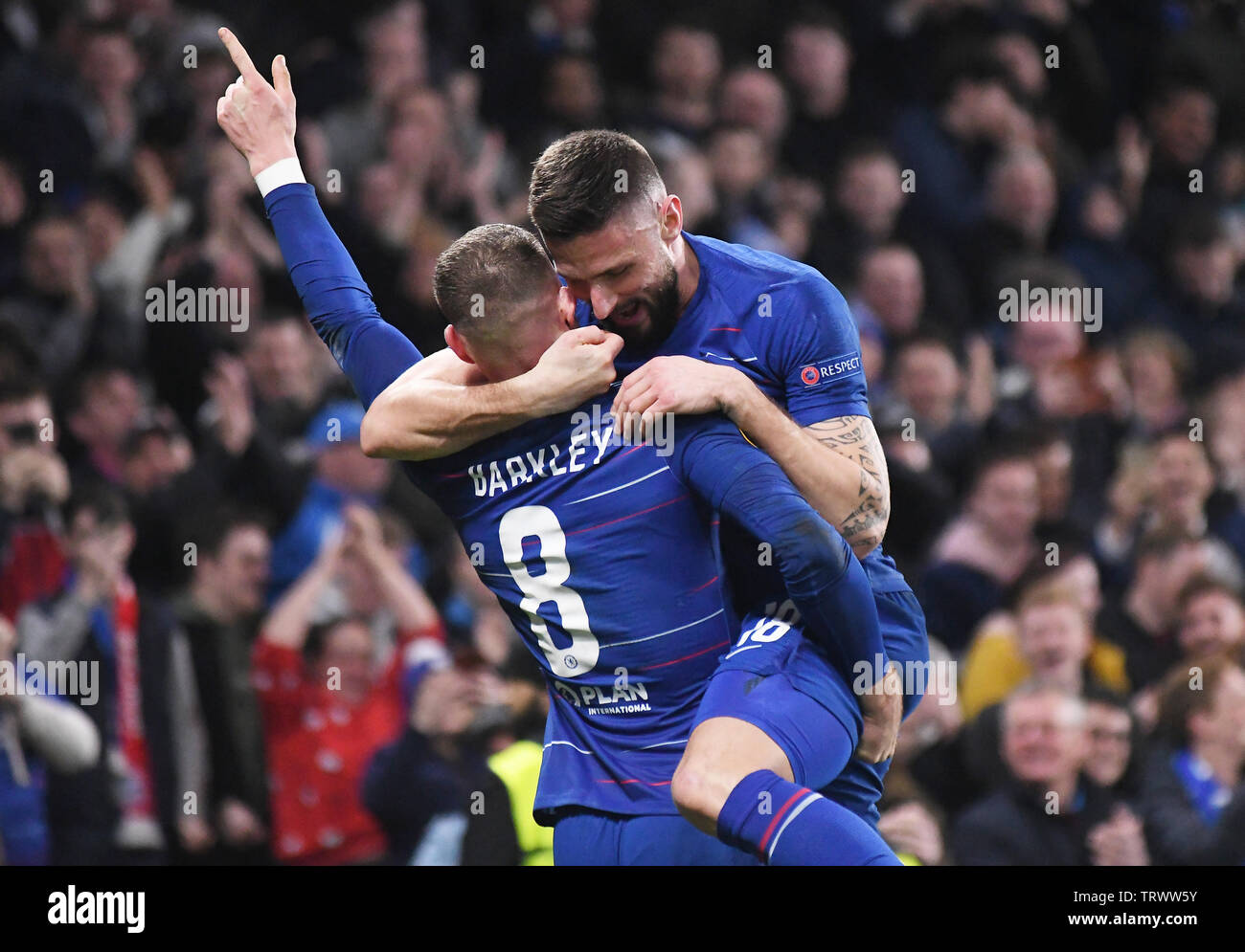 LONDON, ENGLAND - 21. FEBRUAR 2019: Ross Barkley von Chelsea feiert mit Olivier Giroud von Chelsea, nachdem er ein Ziel, während das zweite Bein der UEFA Europa League 2018/19 Runde 32 Spiel zwischen Chelsea FC (England) und Malmö FF (Schweden) an der Stamford Bridge gezählt. Stockfoto