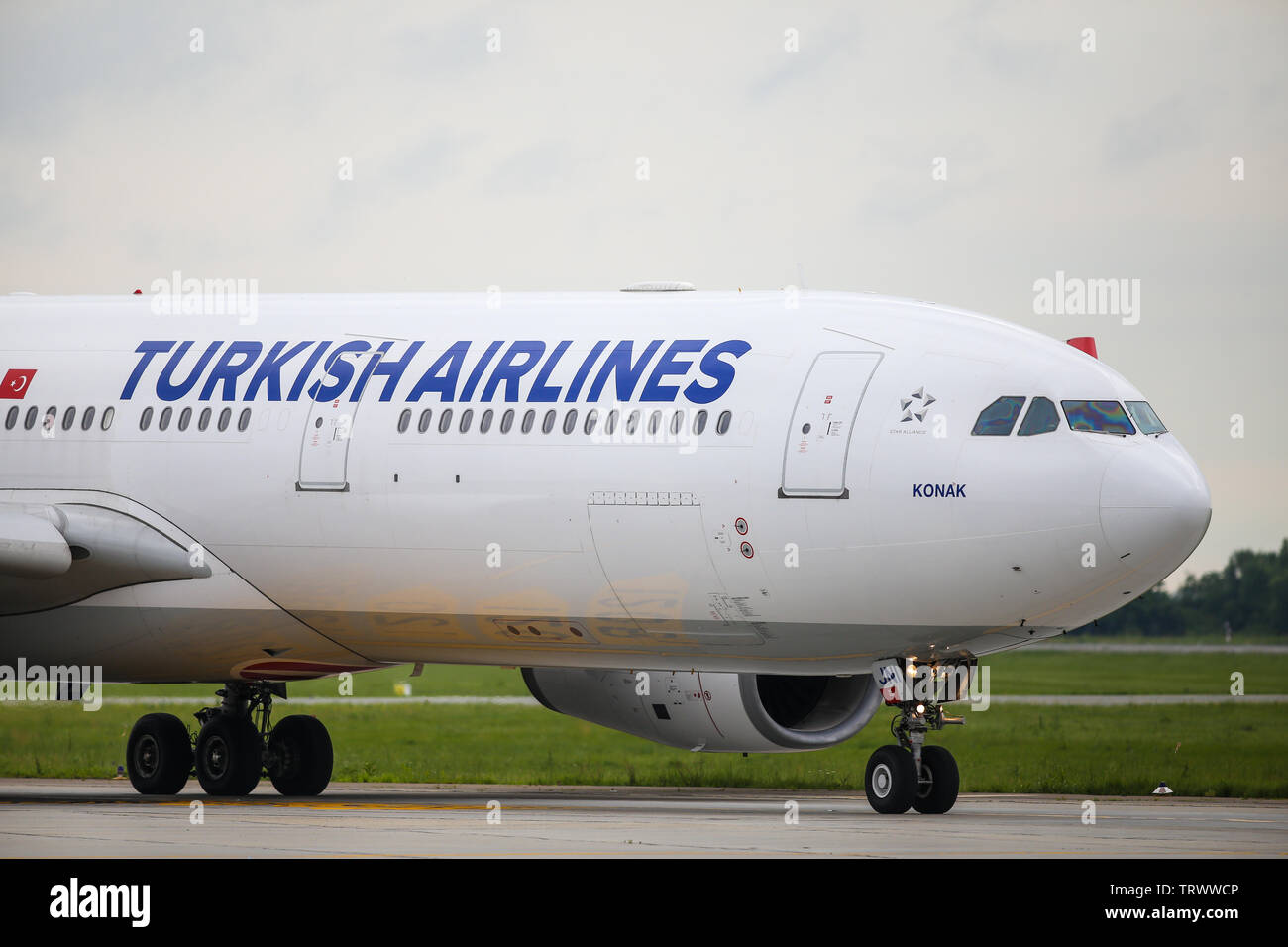 Otopeni, Rumänien - 31. Mai 2019: Turkish Airlines Flugzeug auf der Landebahn des internationalen Flughafen Henri Coanda entfernt. Stockfoto