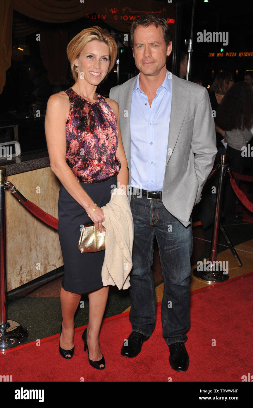 LOS ANGELES, Ca. September 22, 2008: Greg Kinnear & Frau, ehemaligen Seite drei Mädchen, Helen Labdon am Los Angeles Premiere seines neuen Films "Flash Of Genius" bei Mann Bruin Theater, Westwood. © 2008 Paul Smith/Featureflash Stockfoto