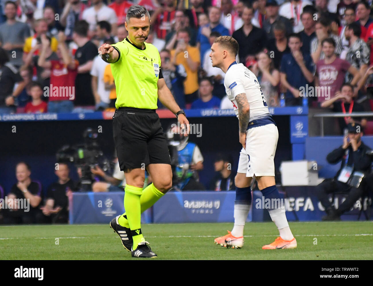 MADRID, Spanien - Juni 1, 2019: Slowenisch FIFA-Schiedsrichter Damir  Skomina gibt einen Elfmeter im Finale der