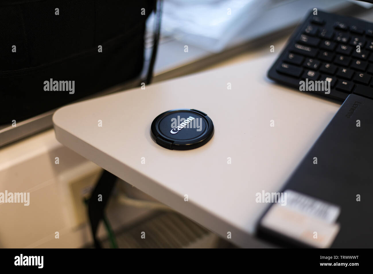 Canon Objektivdeckel auf einem Schreibtisch Stockfoto