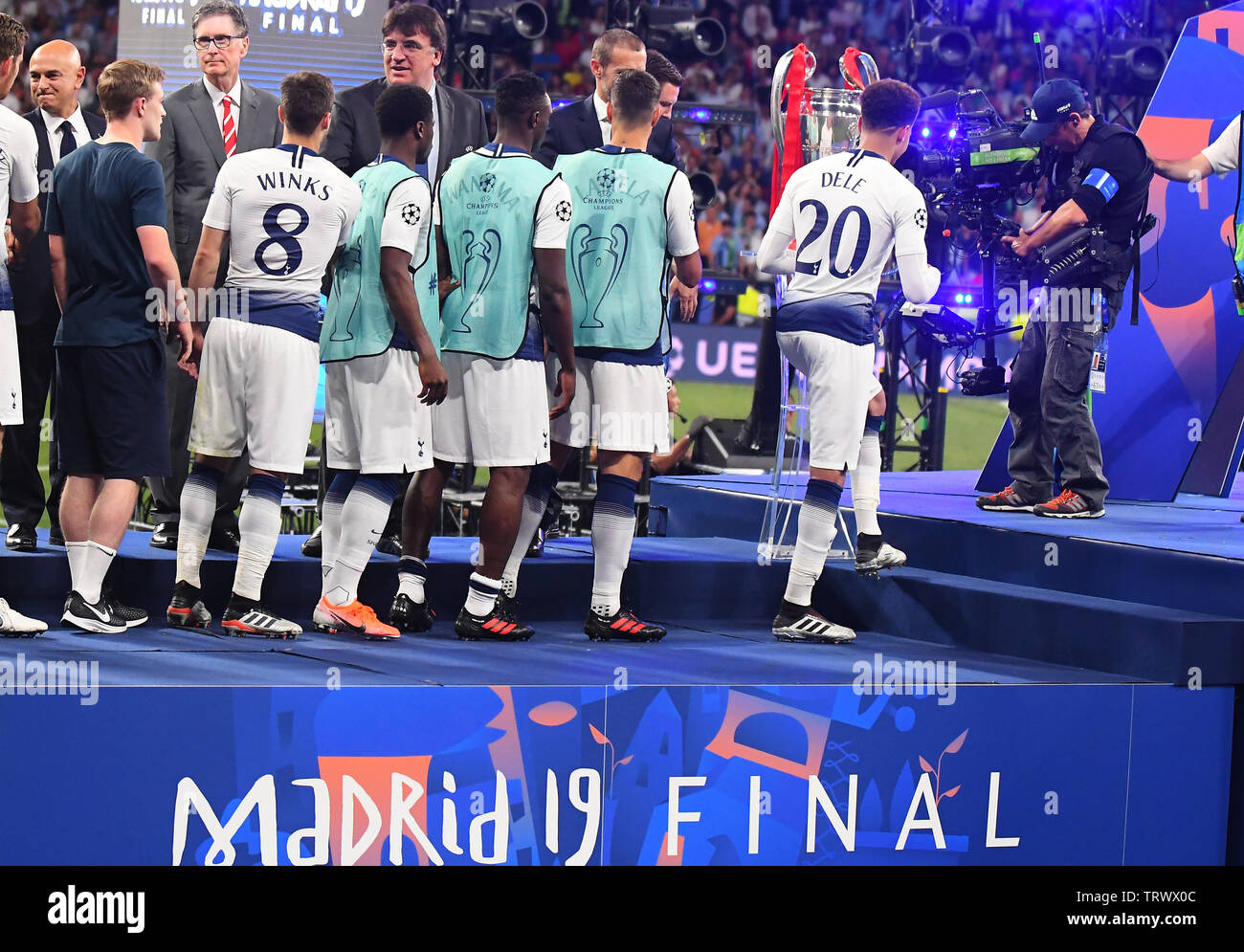 MADRID, Spanien - 1. JUNI 2019: Tottenham Spieler erhalten erben Nächstplatzierten Medaillen während der Preisverleihung gehalten nach dem Finale der UEFA Champions League 2018/19 zwischen den Tottenham Hotspur (England) und dem FC Liverpool (England) an Wanda Metropolitano. Stockfoto