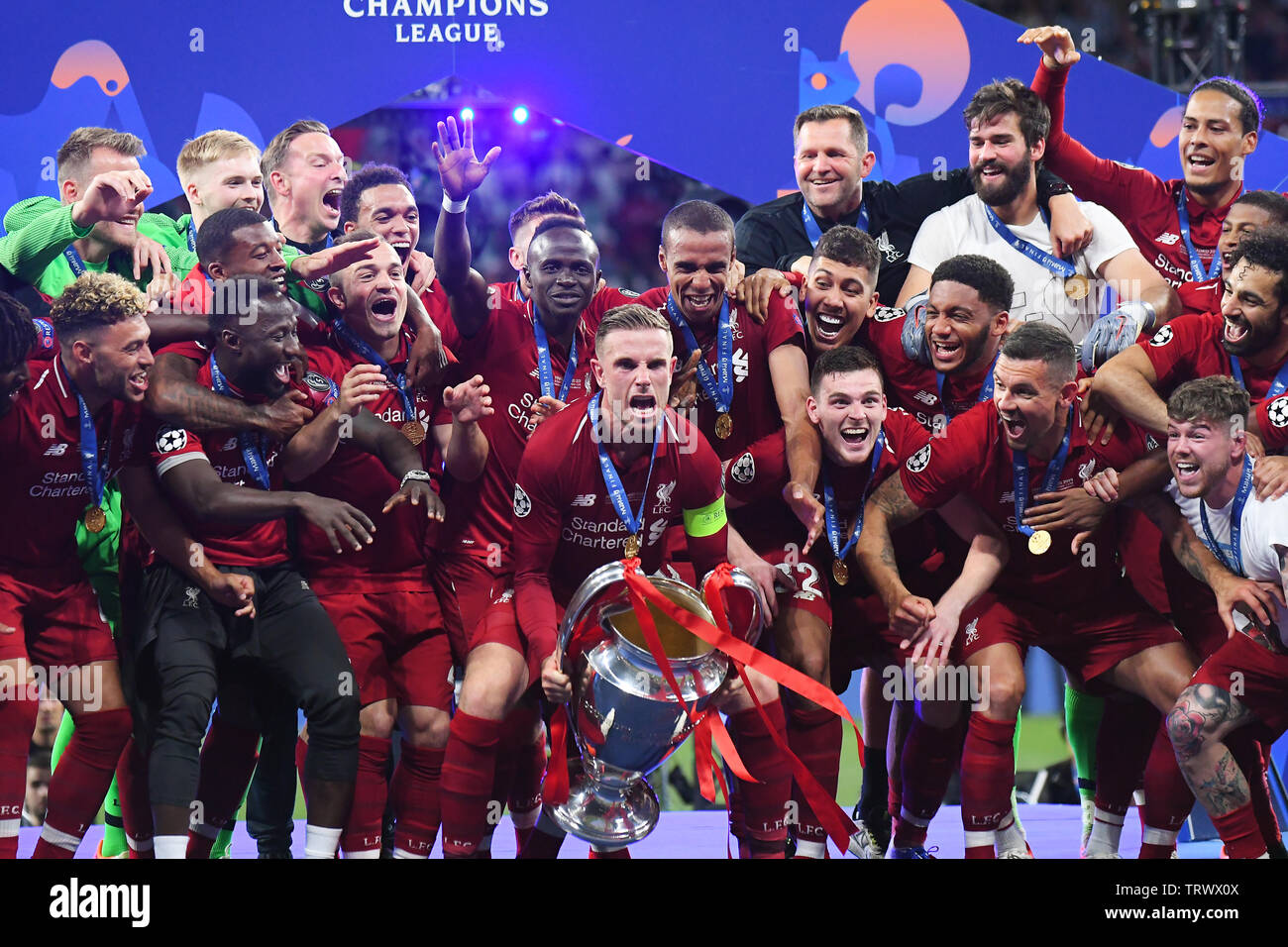 MADRID, Spanien - Juni 1, 2019: Jordanien Henderson von Liverpool hebt die Trophäe im Rahmen der Preisverleihung statt nach dem Finale der UEFA Champions League 2018/19 zwischen den Tottenham Hotspur (England) und dem FC Liverpool (England) an Wanda Metropolitano. Stockfoto