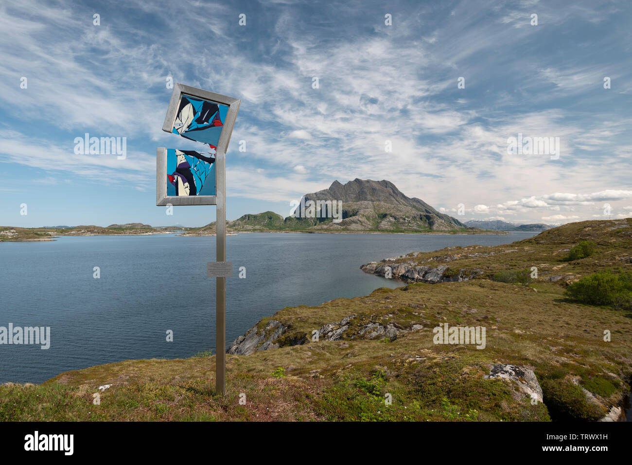 Das Kunstwerk "Tytje ta" durch das Glas Künstler Turid Grov auf Heroy Island, Norwegen. Stockfoto