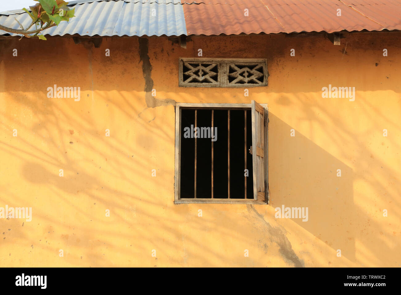 Fassade d'une Habitation dans le Village de Datscha Attikpayé. Togo. Afrique de l'Ouest. Stockfoto