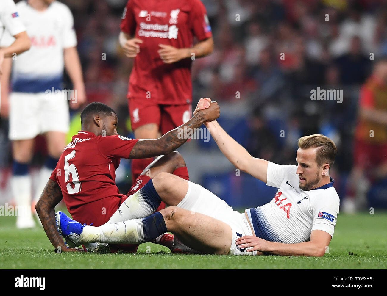 MADRID, Spanien - 1. JUNI 2019: Georginio Wijnaldum von Liverpool (L) und Harry Kane von tottenham dargestellt während der UEFA Champions League 2018/19 zwischen den Tottenham Hotspur (England) und dem FC Liverpool (England) an Wanda Metropolitano. Stockfoto