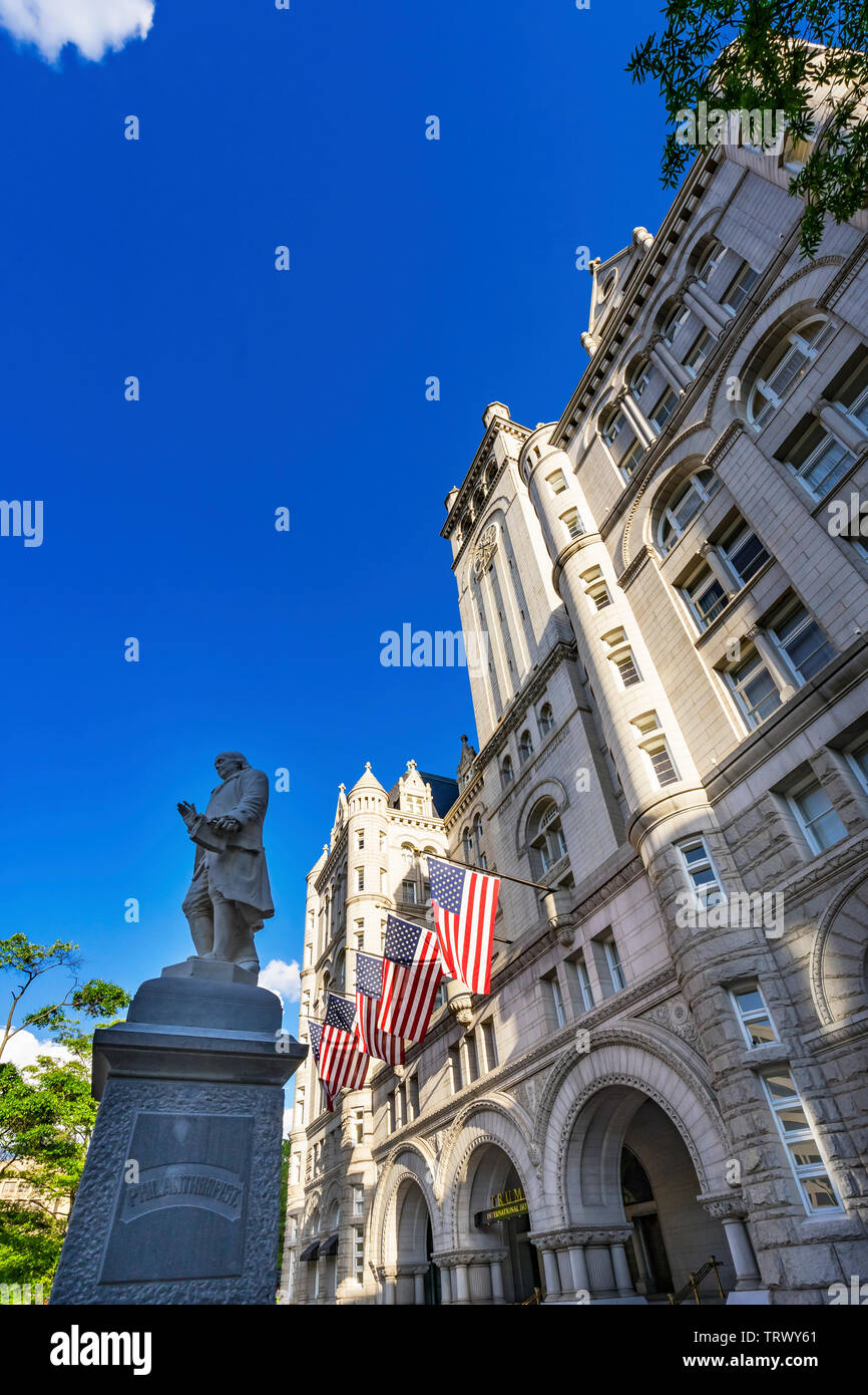 Benjamin Franklin Statue amerikanische Flaggen alten Postgebäude Pennsylvania Ave Washington DC Stockfoto