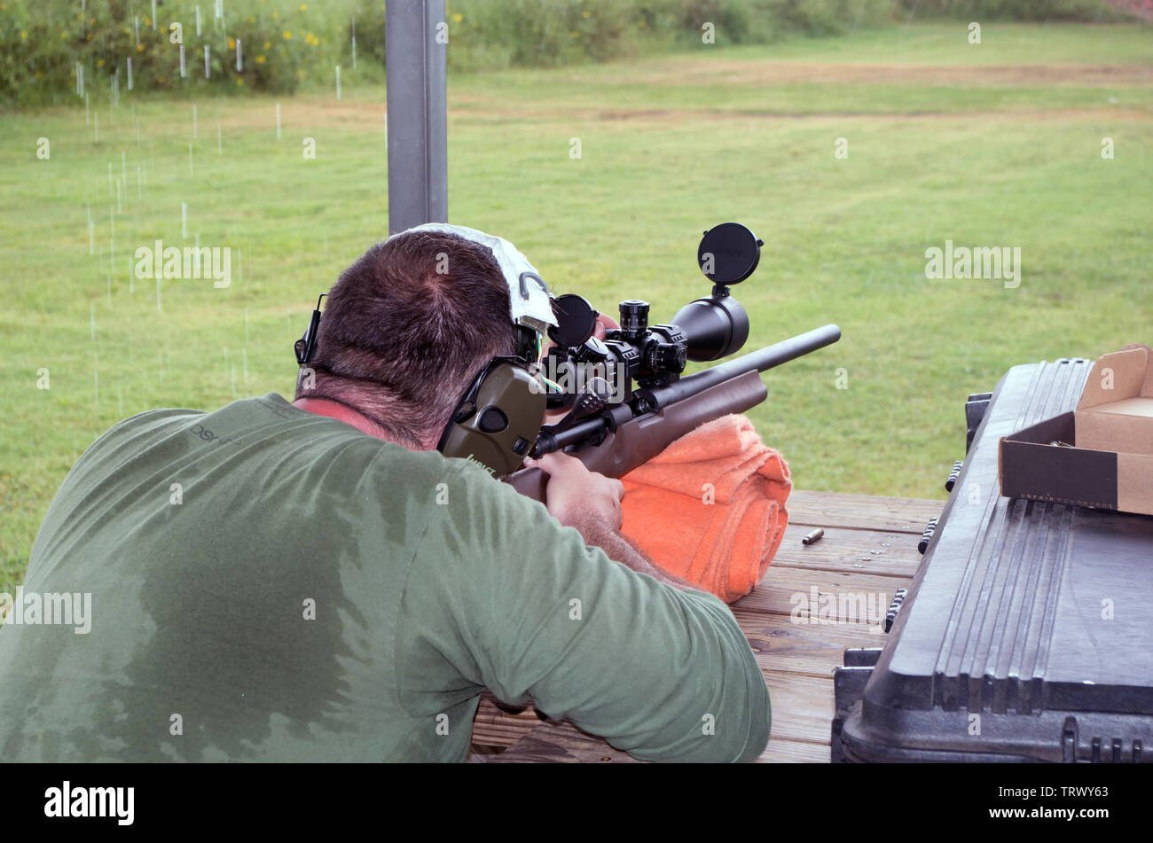 Ein Mann stellt den Umfang auf eine Remington Modell 700 SPS Taktische AAC Kaliber .308 Repetierbüchse auf einem Schießstand in Corpus Christi, Texas USA. Stockfoto