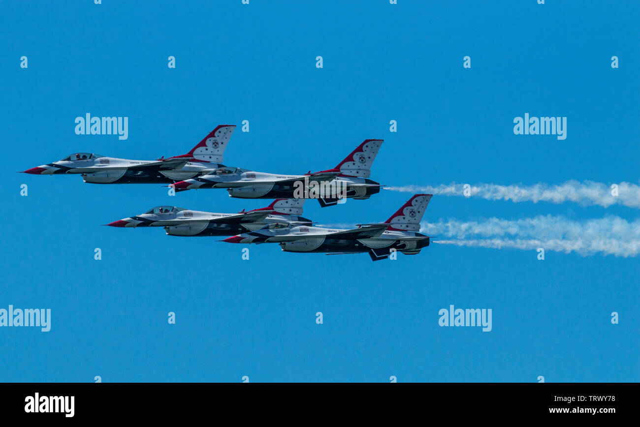 Wantagh, New York, USA - 24. Mai 2019: Die Thunderbirds f-16 sehr dicht beieinander fliegen in der Diamond Formation für die freie Luft show an Jones Beach. Stockfoto