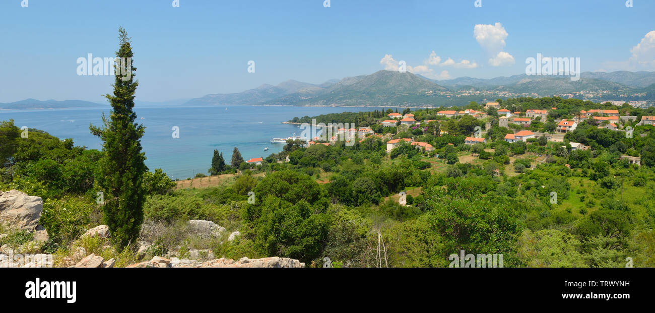 Blick von der kroatischen Insel Kolocep eine Der Elafti Inseln, Bild von oben die kleine Hafenstadt von Donje Celo genommen. Stockfoto