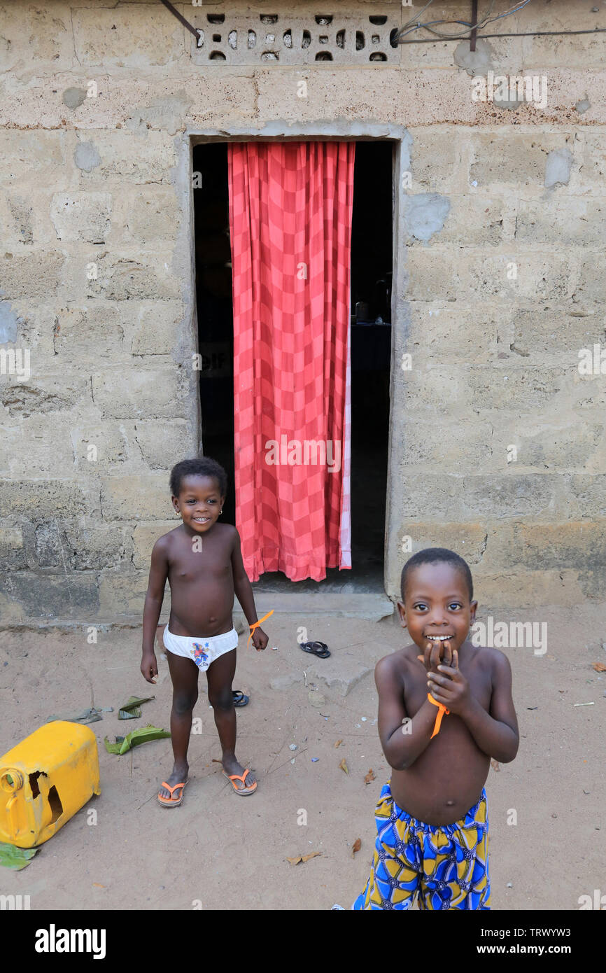 Jeunes enfants togolais devant l'entrée de leur Maison. Datscha Attikpayé. Togo. Afrique de l'Ouest Stockfoto