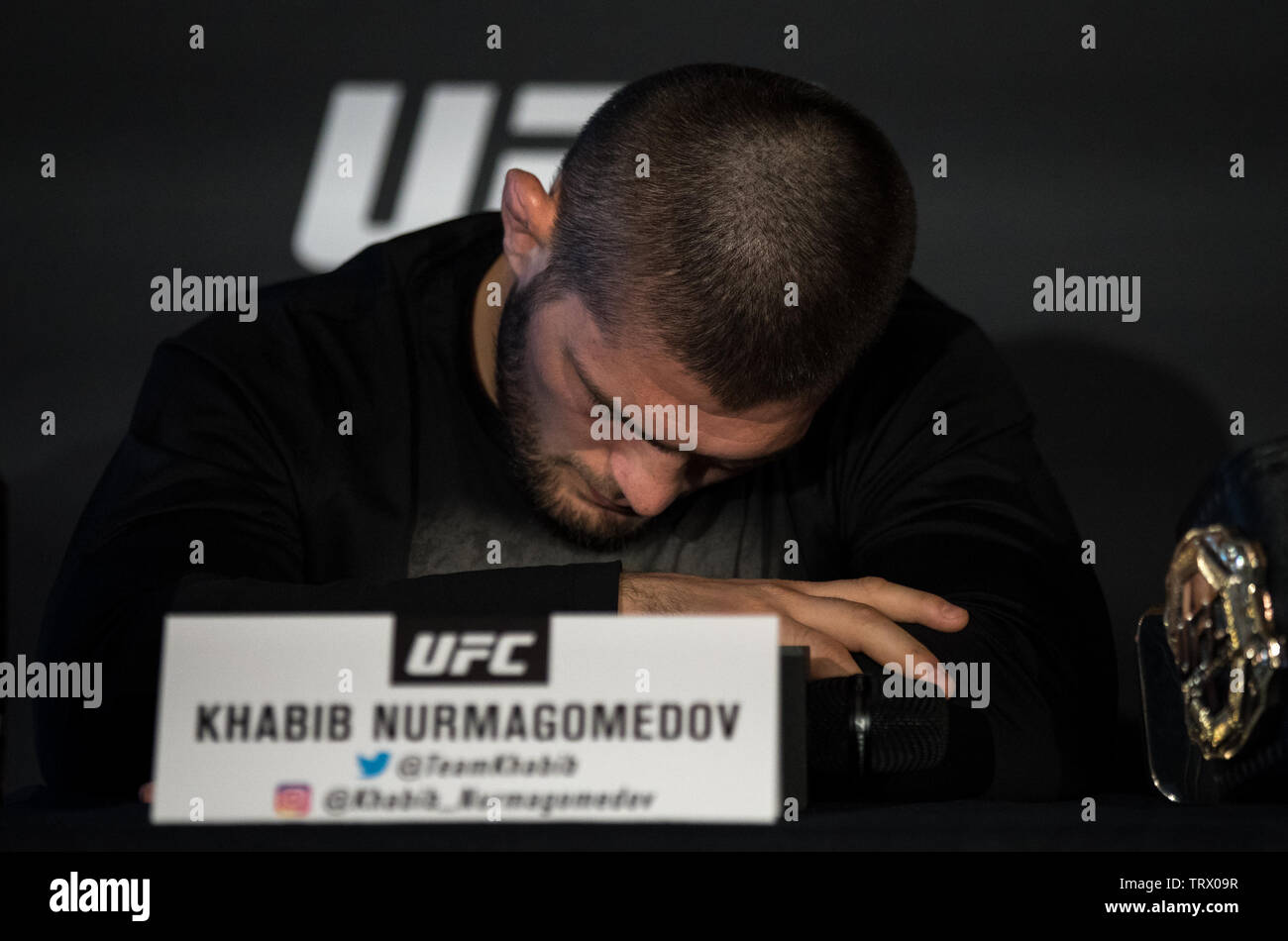 London, Großbritannien. 12 Juni, 2019. UFC lightweight Champion Khabib Nurmagomedov und interim Meister Dustin Poirier, an einer Pressekonferenz in Central London und ihre kommende Titel bout UFC 242, die sich in Abu Dhabi stattfinden wird, zu diskutieren. Pressekonferenz im Hotel Café Royal, 68 Regent Street, London Am 12. Juni 2019. Foto von Andy Rowland. Credit: PRiME Media Images/Alamy Live News Credit: PRiME Media Images/Alamy leben Nachrichten Stockfoto