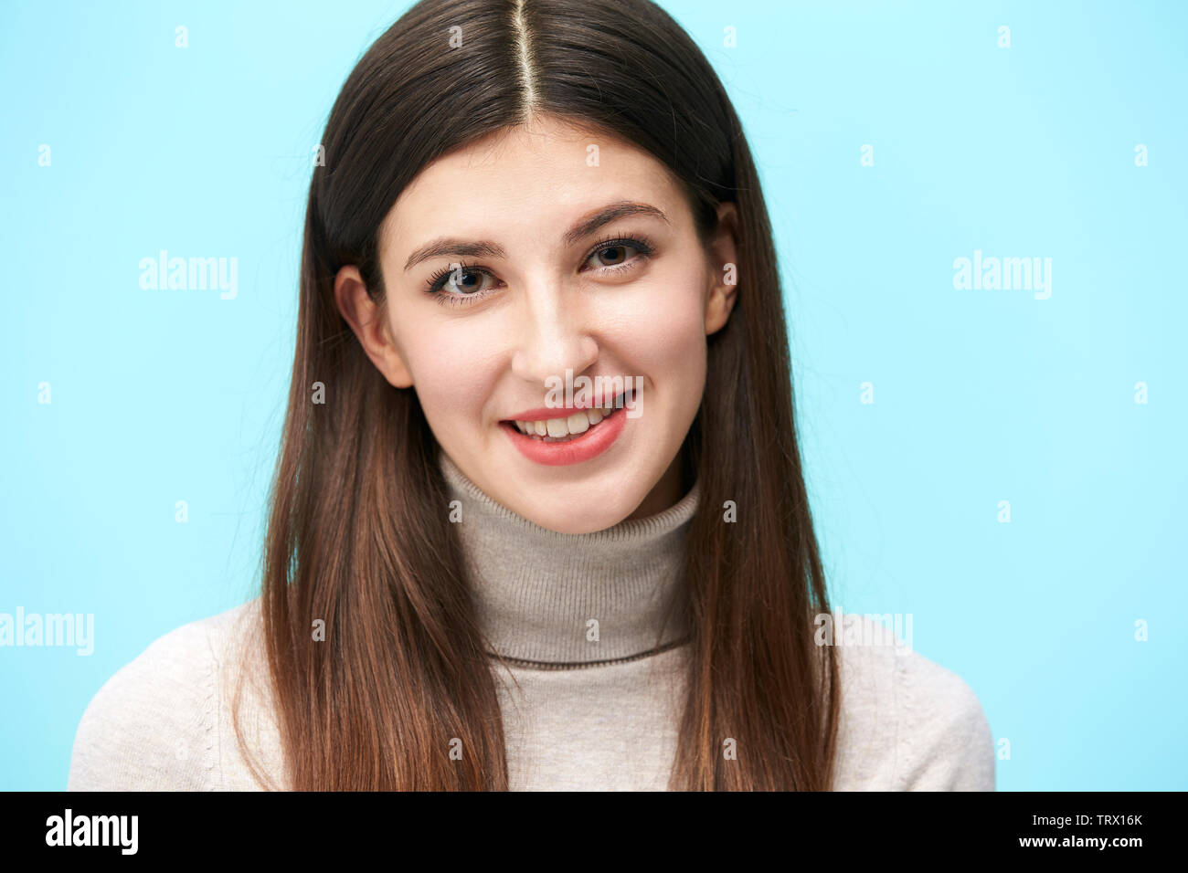 Kopf und Schulter portrait einer jungen kaukasischen Frau auf blauem Hintergrund isoliert Stockfoto