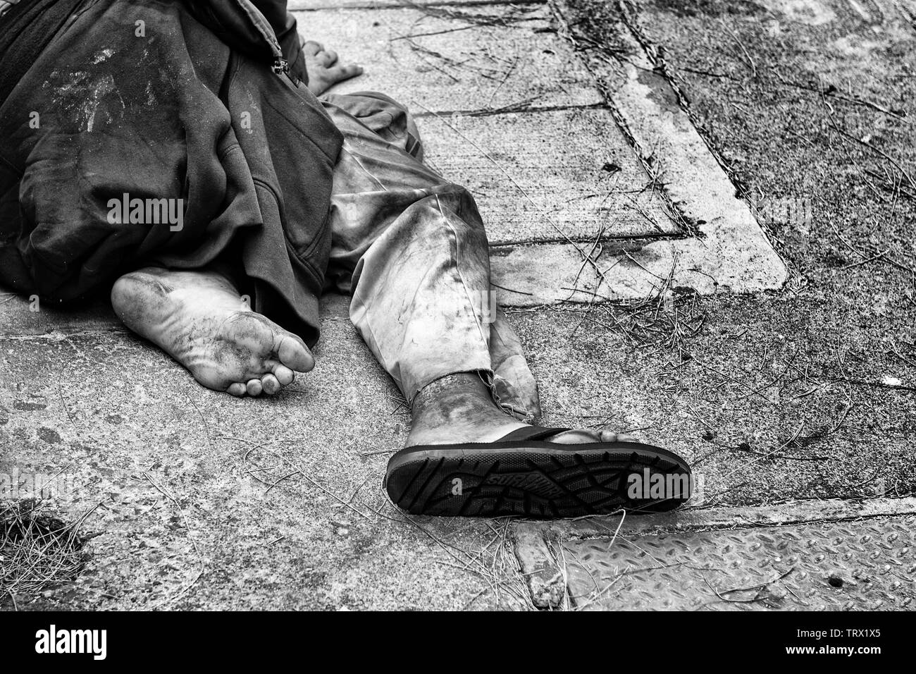 Ein obdachloser Mann auf der Straße, in der Stadt von Kona, Hawaii. Stockfoto