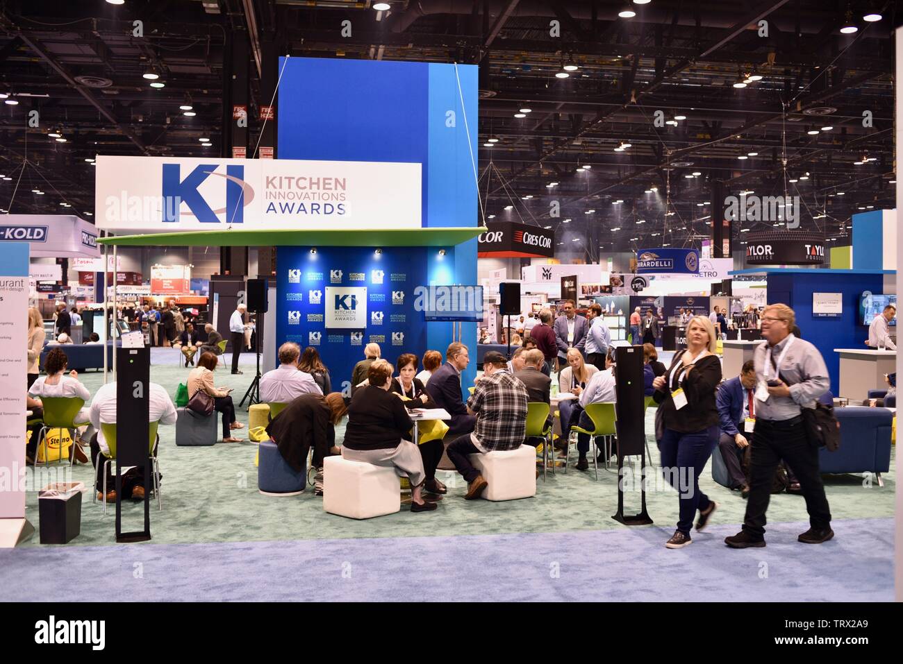 Küche Innovationen Auszeichnungen Gewinner Ausstellungsbereich mit Messe Teilnehmer an der National Restaurant Association Show in Chicago, Illinois, USA Stockfoto