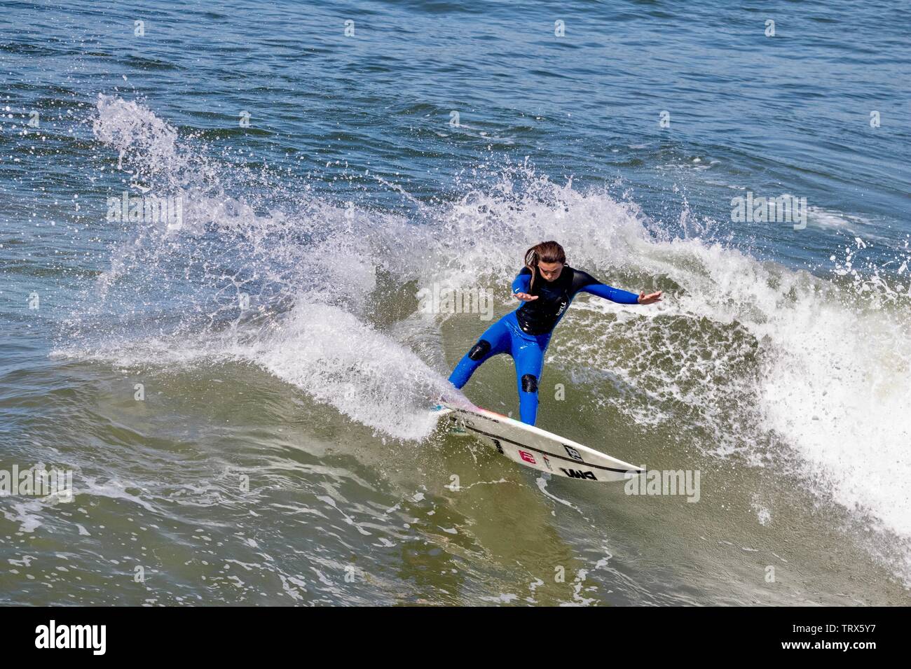 Professionelle surfer Serena Nava surfen vor der Küste von Huntington Beach Kalifornien Stockfoto