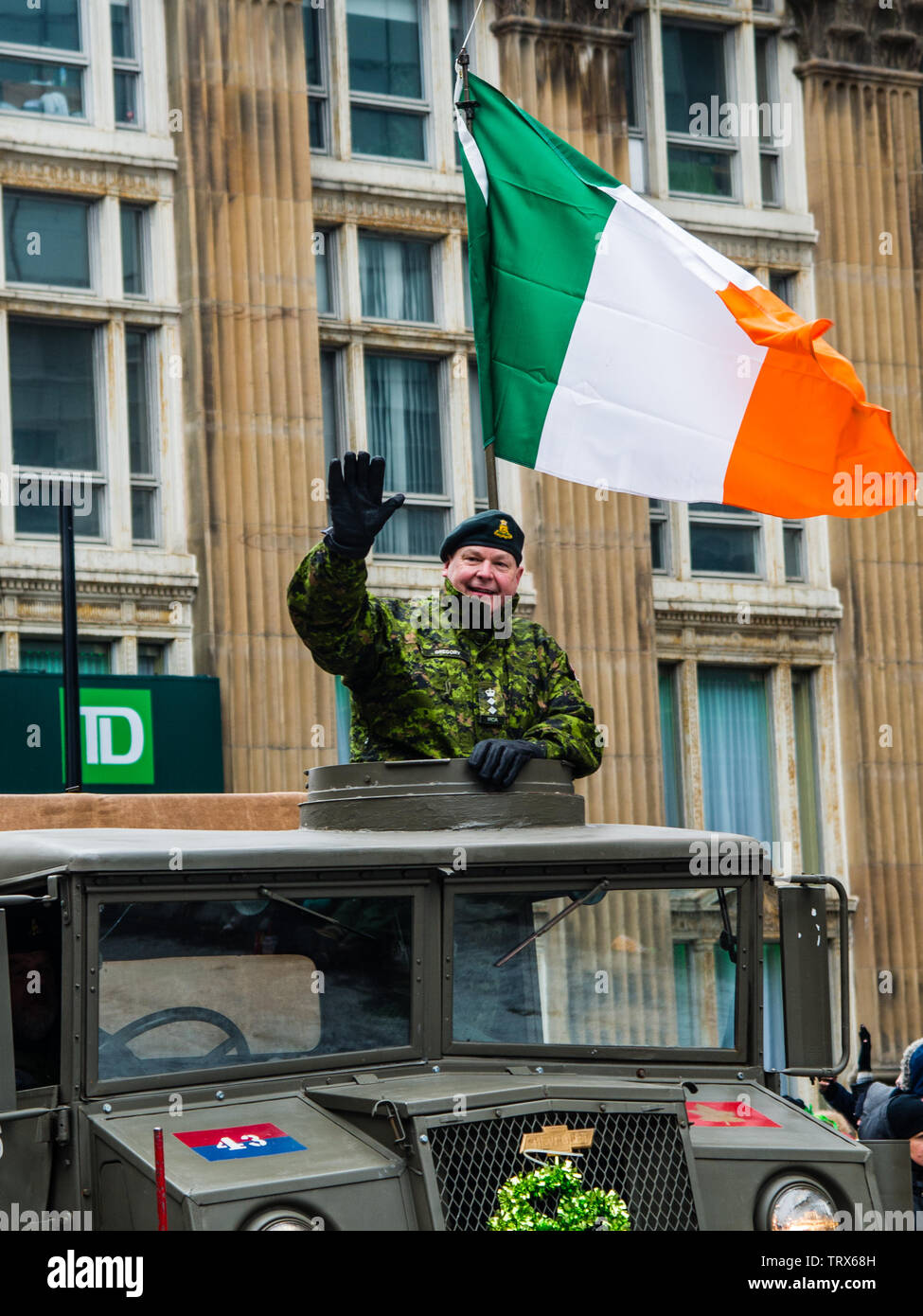 Militärs feiert die St. Patrick's Day Parade in Montreal Downtown Stockfoto