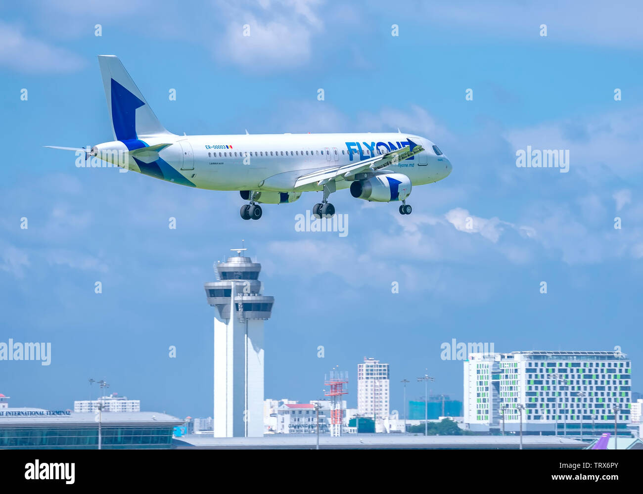 Passagierflugzeug Airbus A320 der Fluggesellschaft, Flyone in städtischen Gebieten Vorbereitung zur Landung auf dem Internationalen Flughafen Tan Son Nhat, Stockfoto