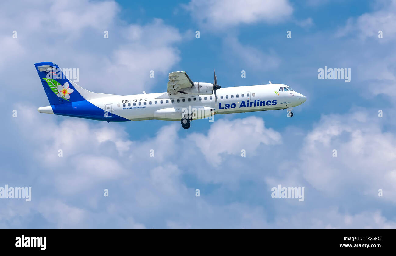 Flugzeuge der Lao Airlines fliegen in städtischen Gebieten Vorbereitung zur Landung auf dem Internationalen Flughafen Tan Son Nhat, Ho Chi Minh City, Vietnam Stockfoto