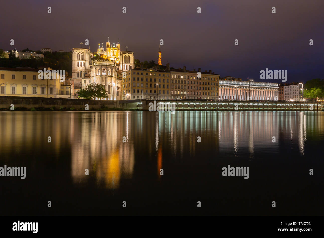 Blick über den Fluss Saone in die Altstadt bei Nacht, Lyon, Frankreich Stockfoto
