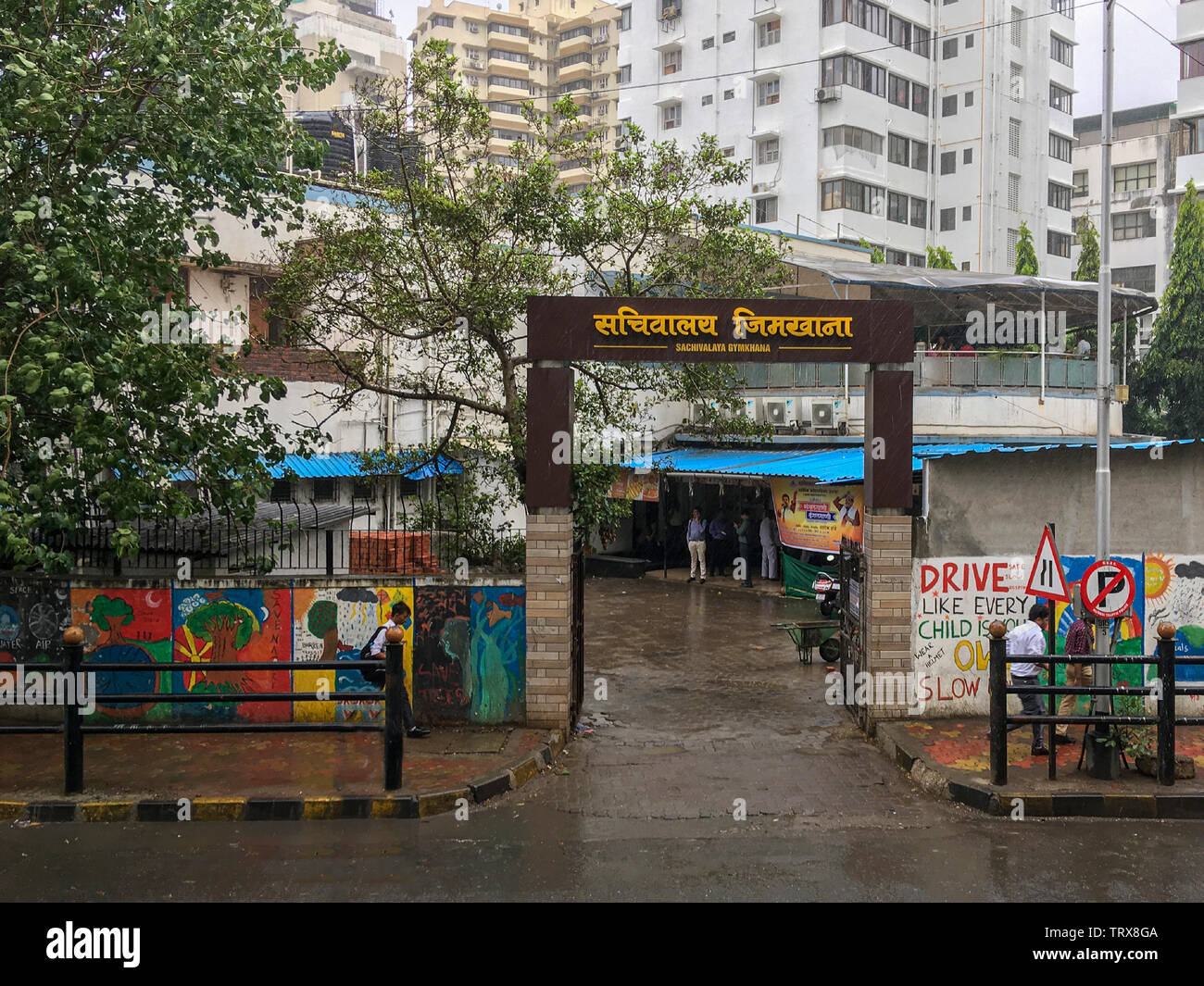 12 Jun 2019 Eingang der Sachivalaya Gymkhana freie Presse Journal Straße, Nariman Point, Mumbai, Maharashtra INDIEN Stockfoto