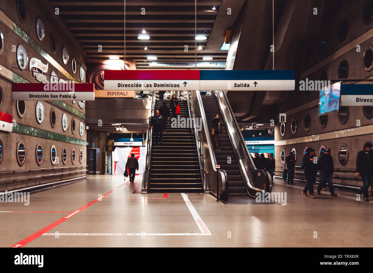 SANTIAGO, CHILE - AUGUST 2015: Innenraum des Tobalaba STATION aus der Metro de Santiago Stockfoto