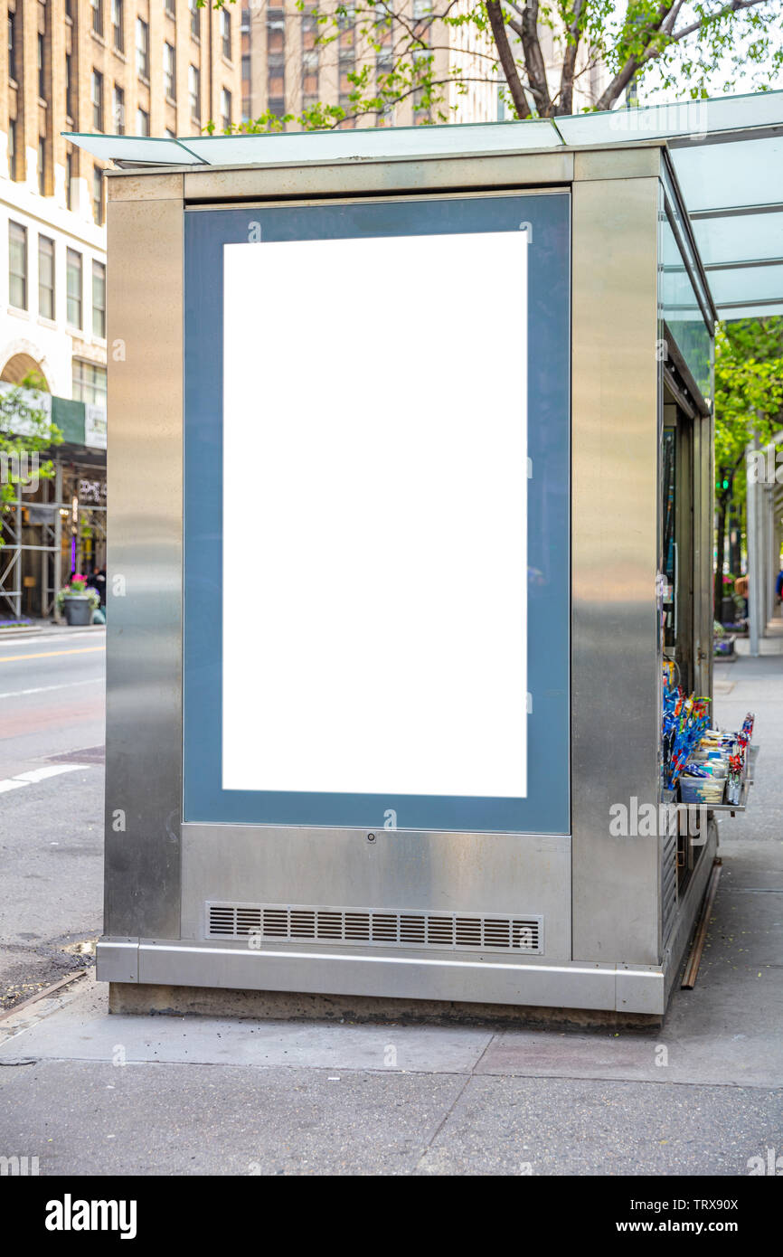 Vertikale weiße Billboard Mockup für Werbung, Bushaltestelle an der New York City Gebäude und Straße Hintergrund Stockfoto