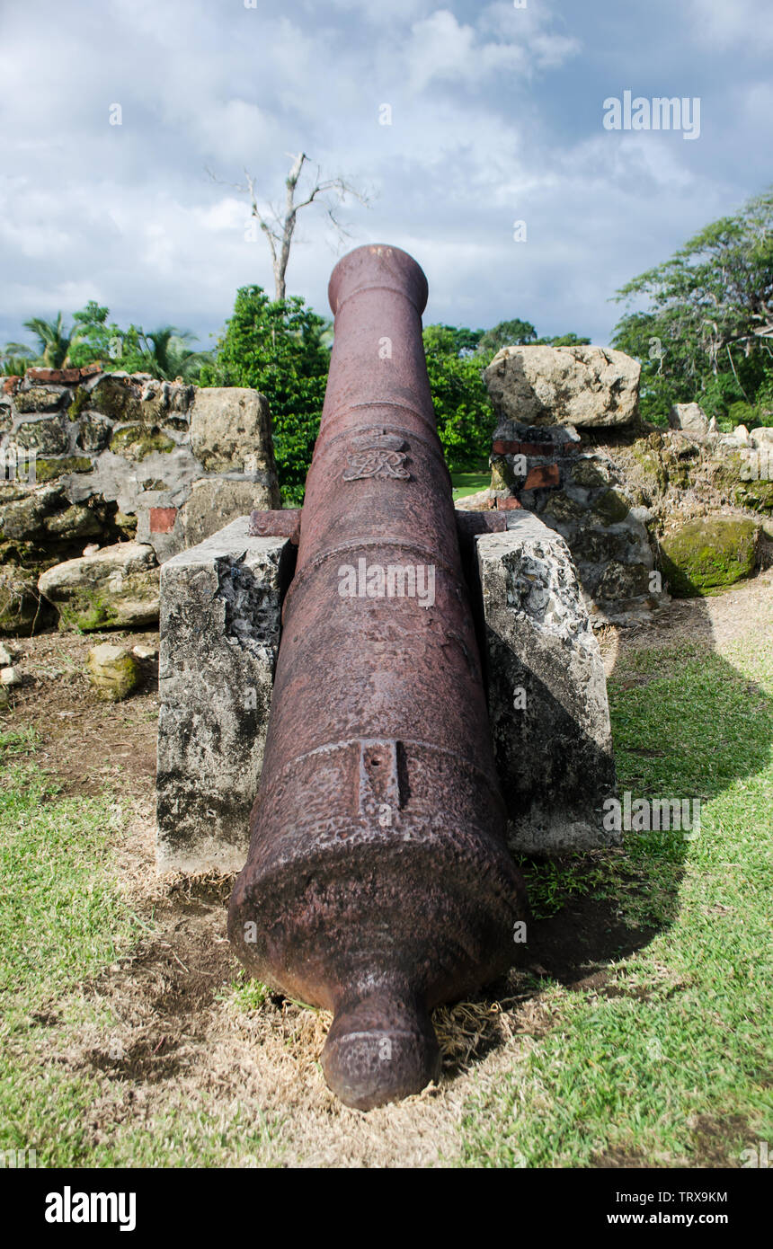 Alte Kanone in Fort San Lorenzo, wie sie im Juni 2019 aussah, bevor die Stätte restauriert wurde. Stockfoto