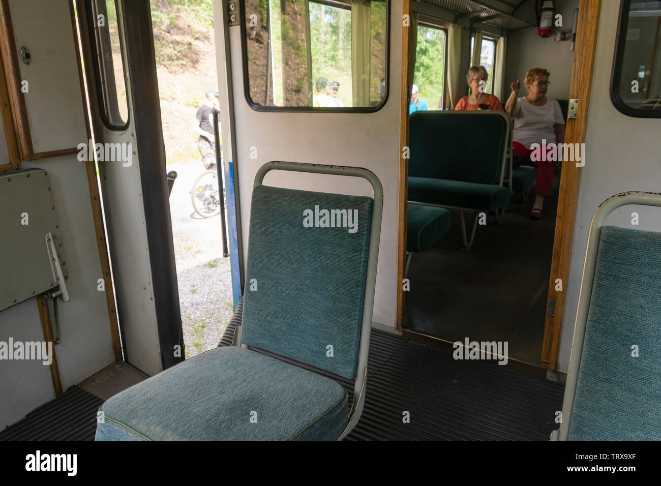 Passagiere in einem alten Eisenbahnbus in Lahti Finnland Stockfoto